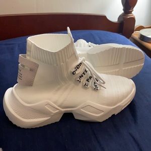 White athletic shoes. Unbranded. EUR40